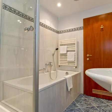 Weisser Hirsch Hotel 4*